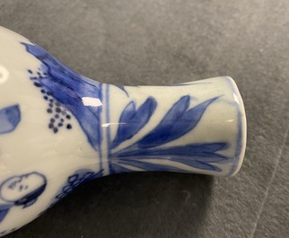 Un vase de forme double gourde en porcelaine de Chine en bleu et blanc, &eacute;poque Transition